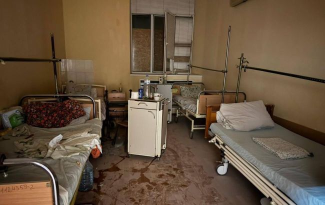 Russian forces target Ukraine's Kherson hospital, injuring staff and civilians