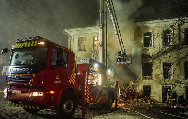 Russia massively strikes Ukraine's Odesa: Residential buildings and dormitory damaged