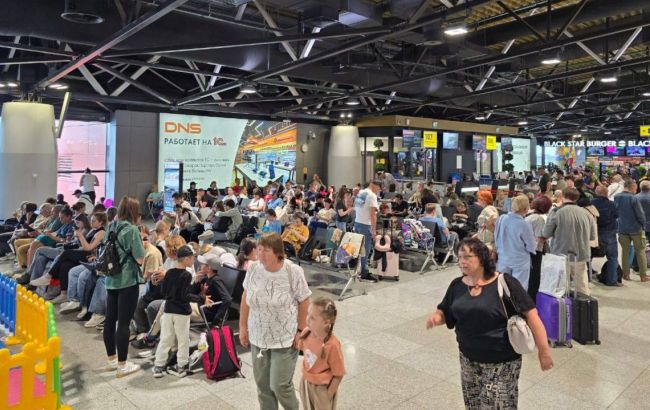 Russia cancels hundreds of flights for second day amid airspace chaos