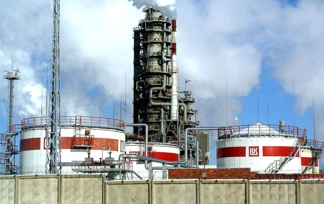 Major Russian oil refinery hit in Ukrainian strike, fire reported