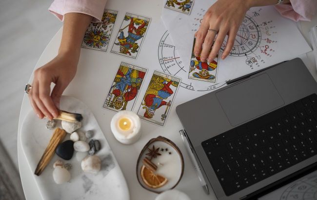 Tarot horoscope for week: What zodic signs will meet their love?